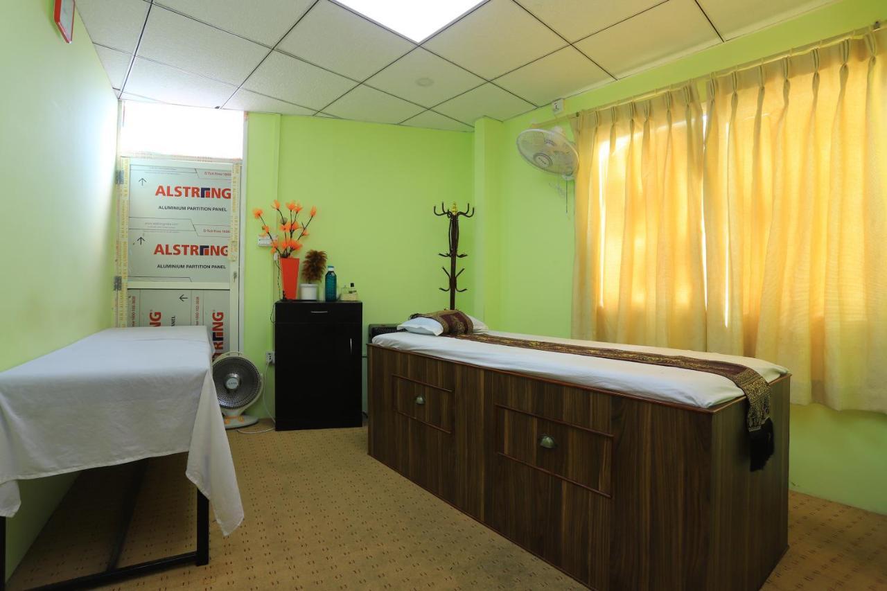 Oyo 591 Hotel Blue Moon Dharampur Dış mekan fotoğraf